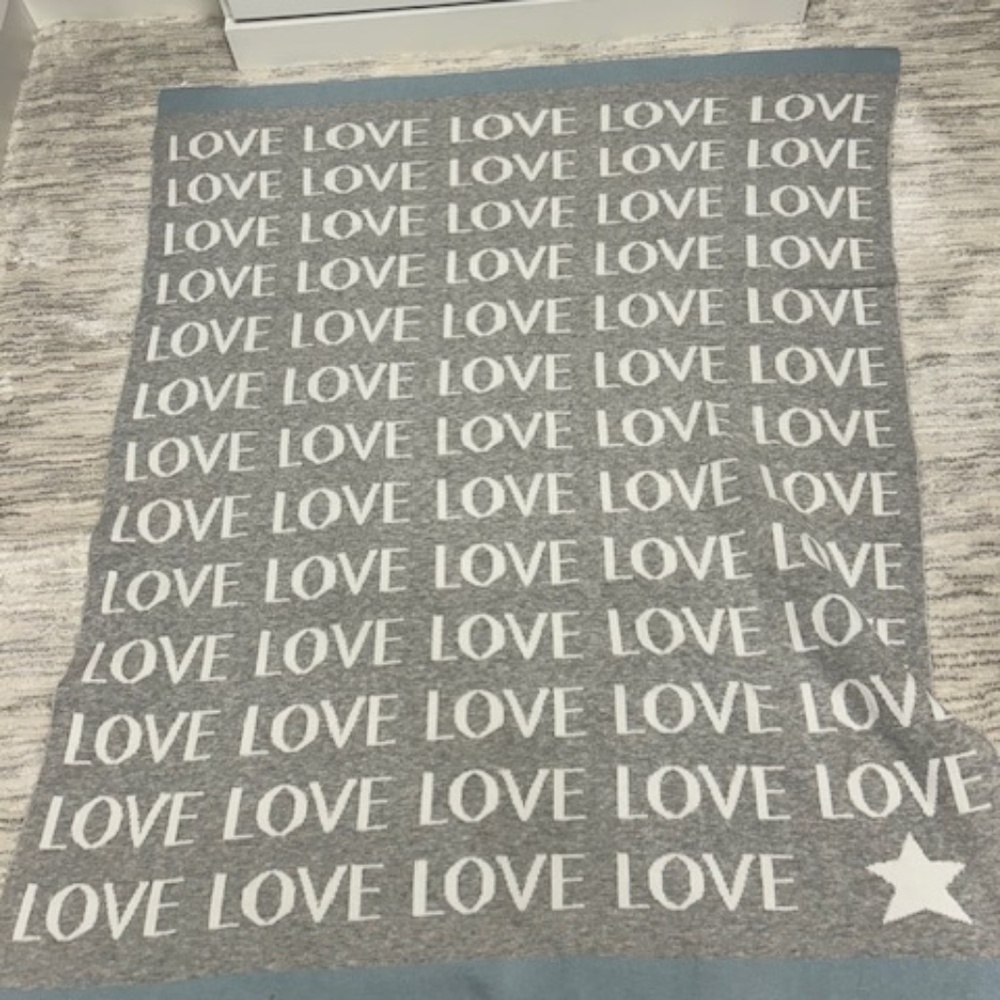 Elegant Baby LOVE blue/gray blanket in perfect condition